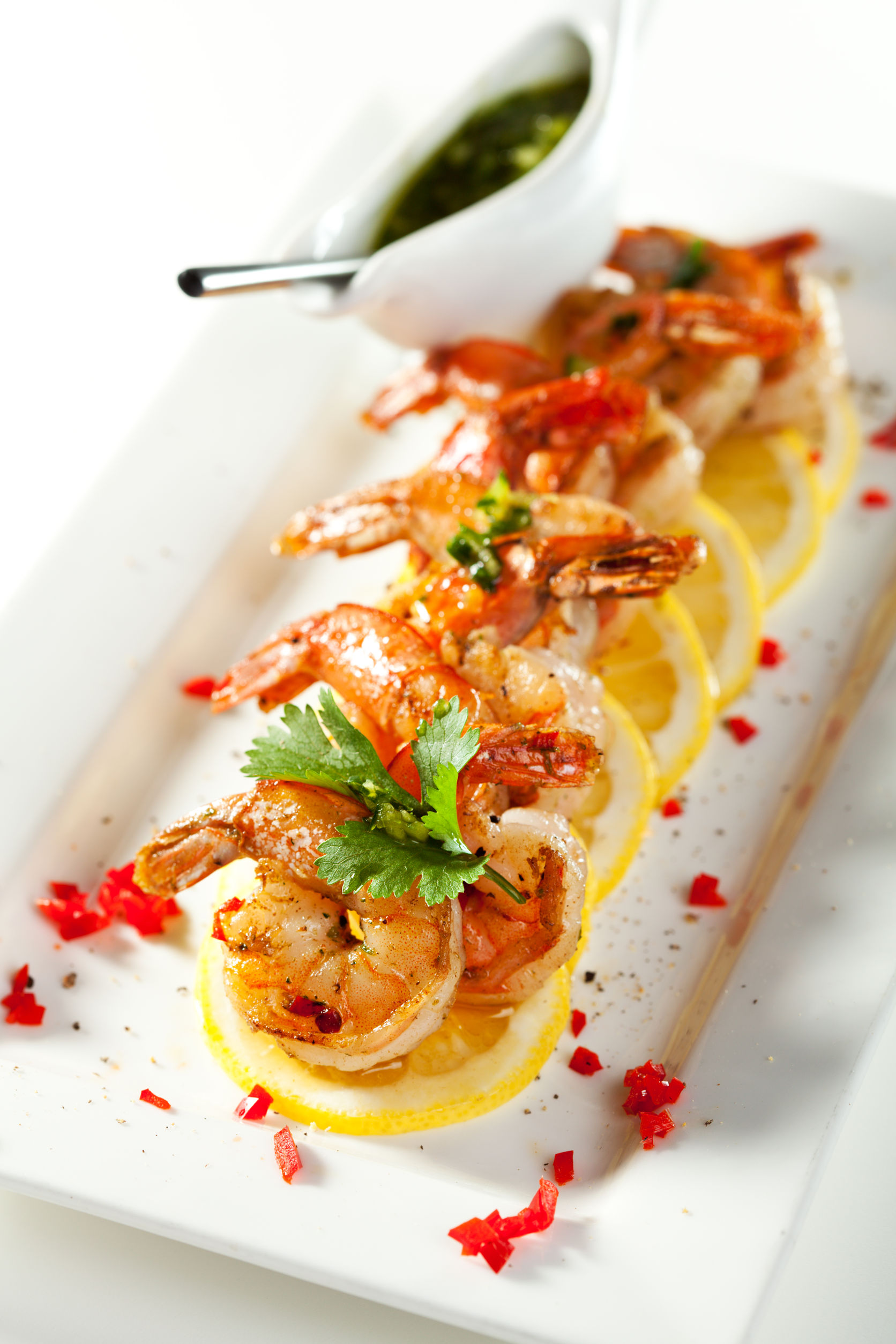 fried shrimps on lemon carpaccio with sauce